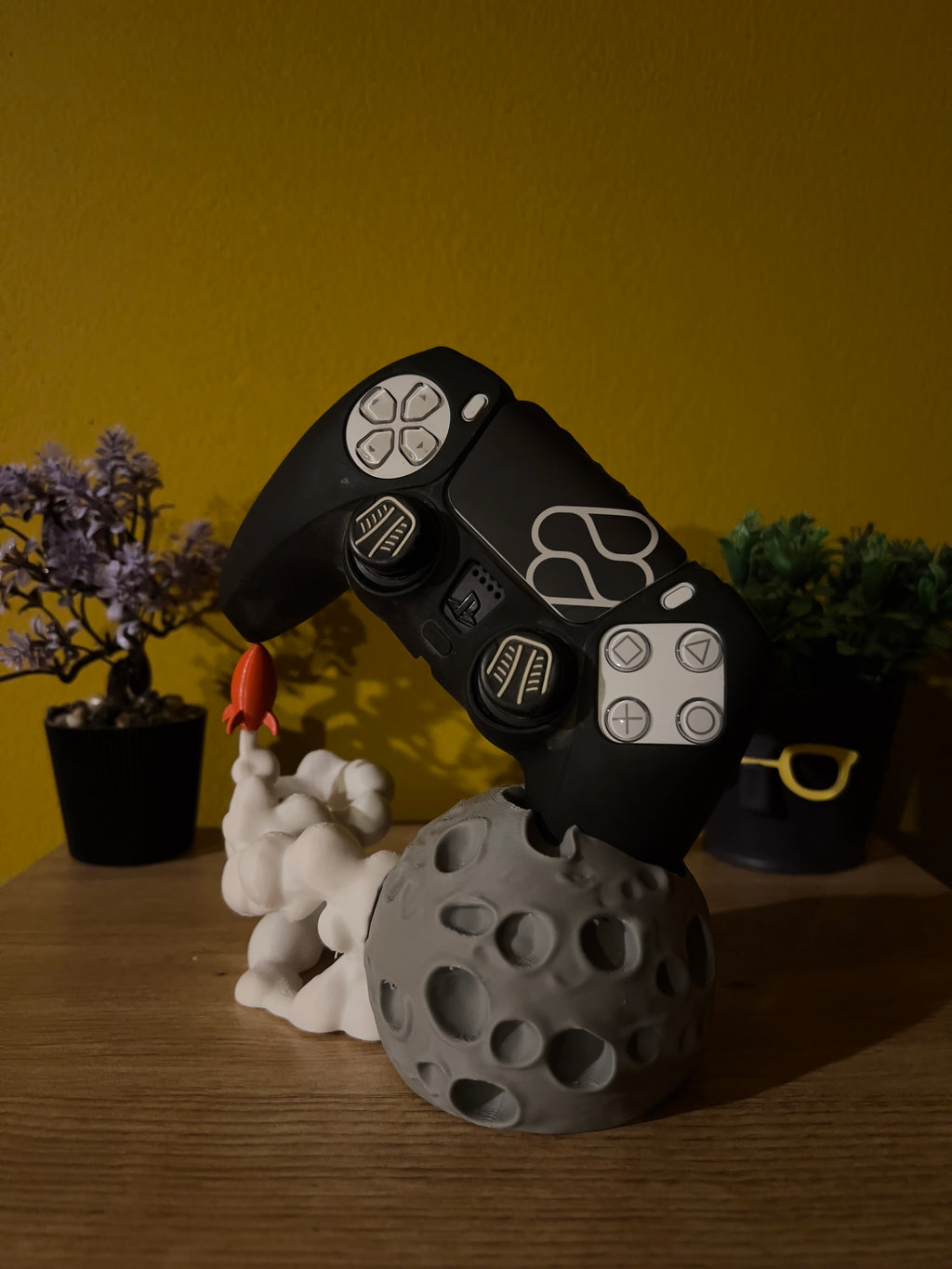 PS5 Controller Stand – Moon with Rocket / Βάση Χειριστηρίου