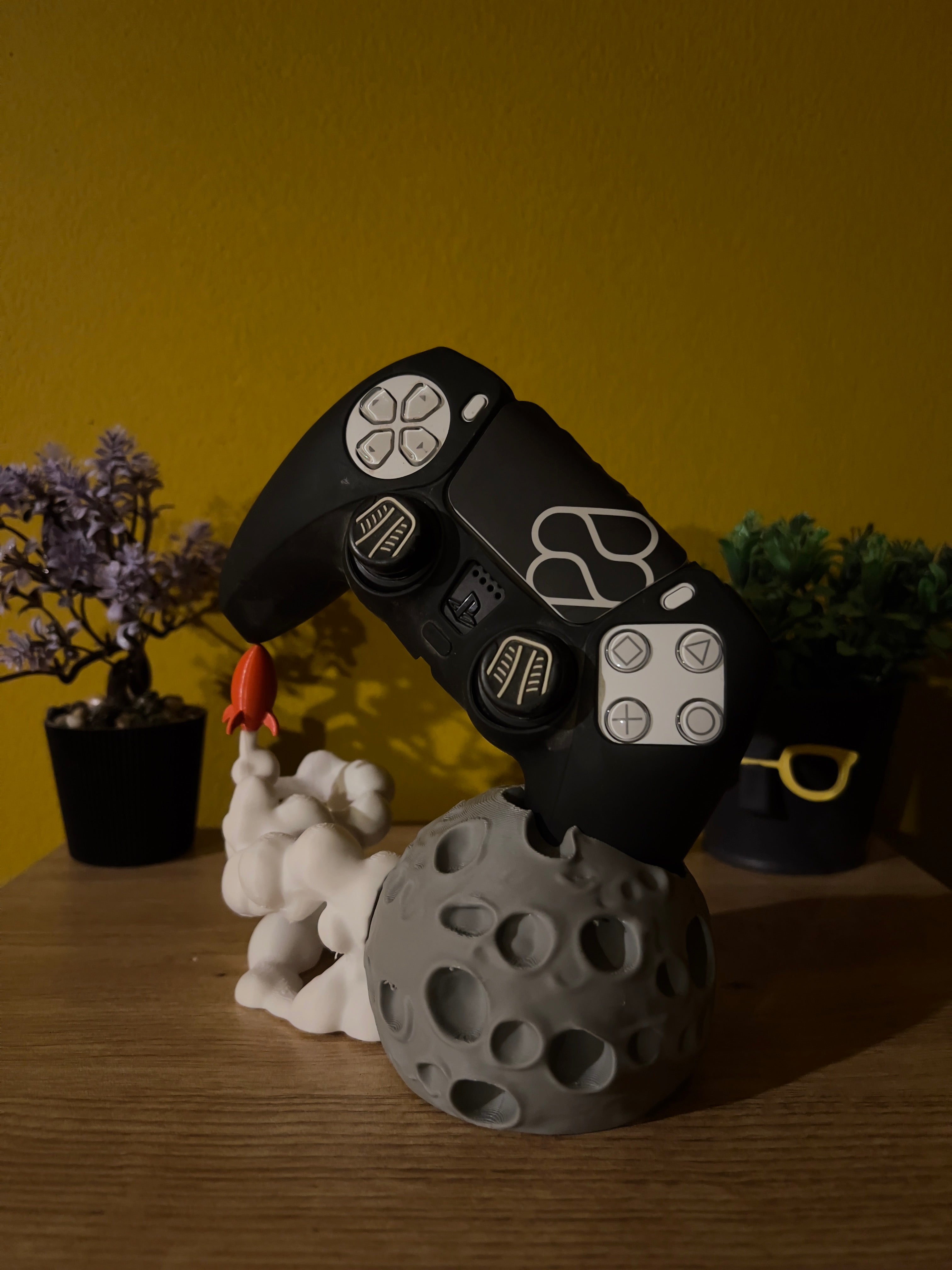 PS5 Controller Stand – Moon with Rocket / Βάση Χειριστηρίου