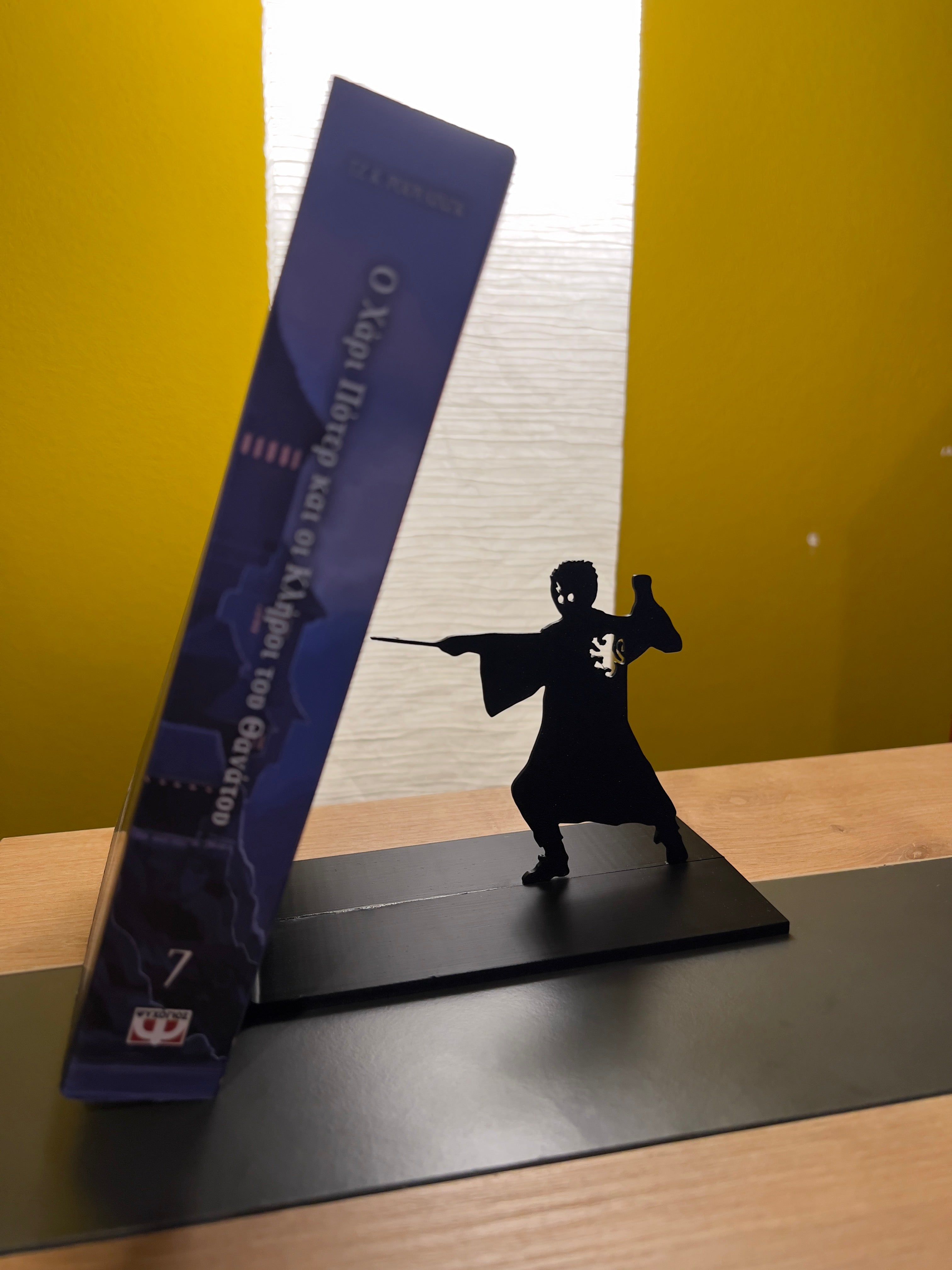 Harry Potter Book Stand με Ραβδί – Διακοσμητική Βάση Βιβλίου