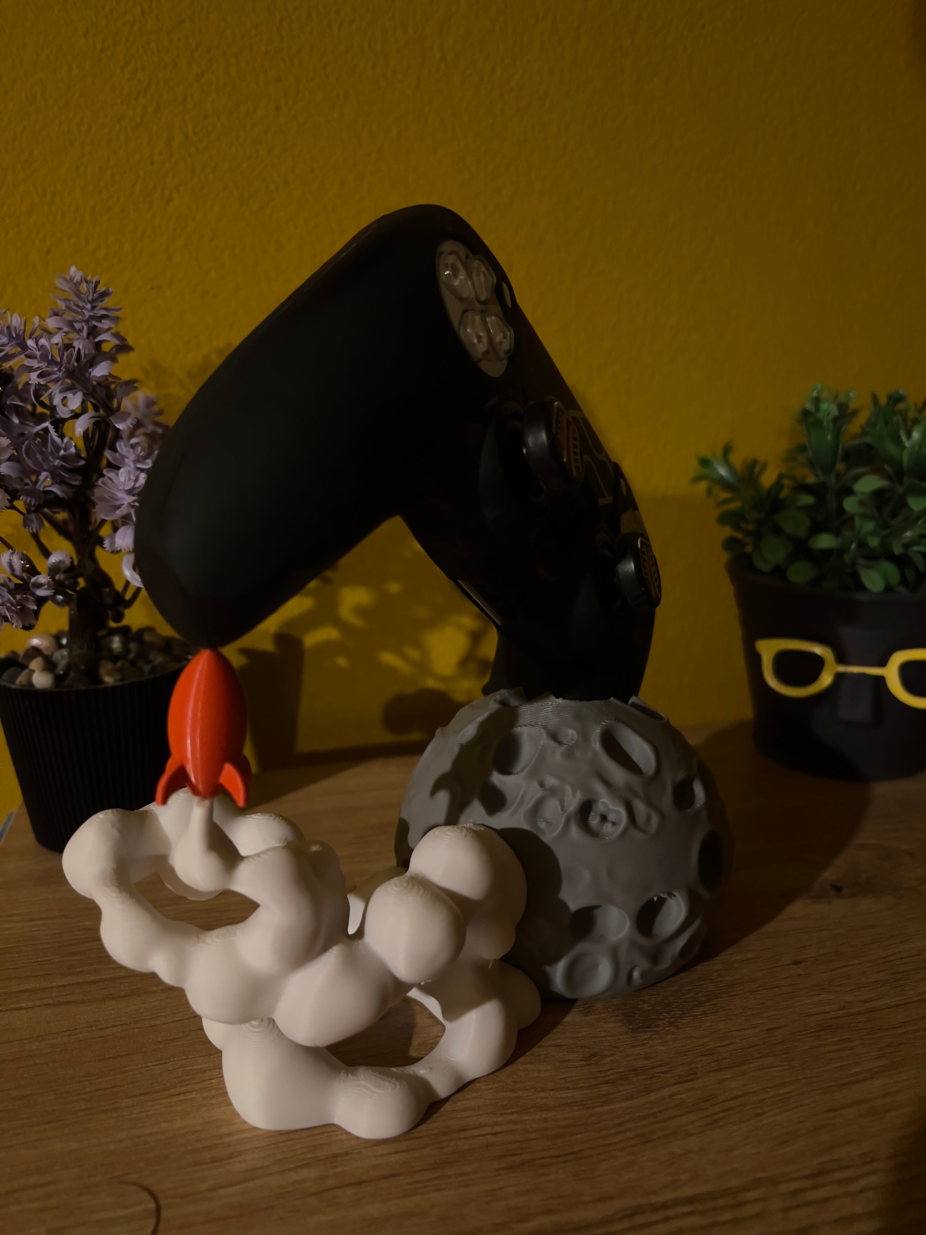 PS5 Controller Stand – Moon with Rocket / Βάση Χειριστηρίου