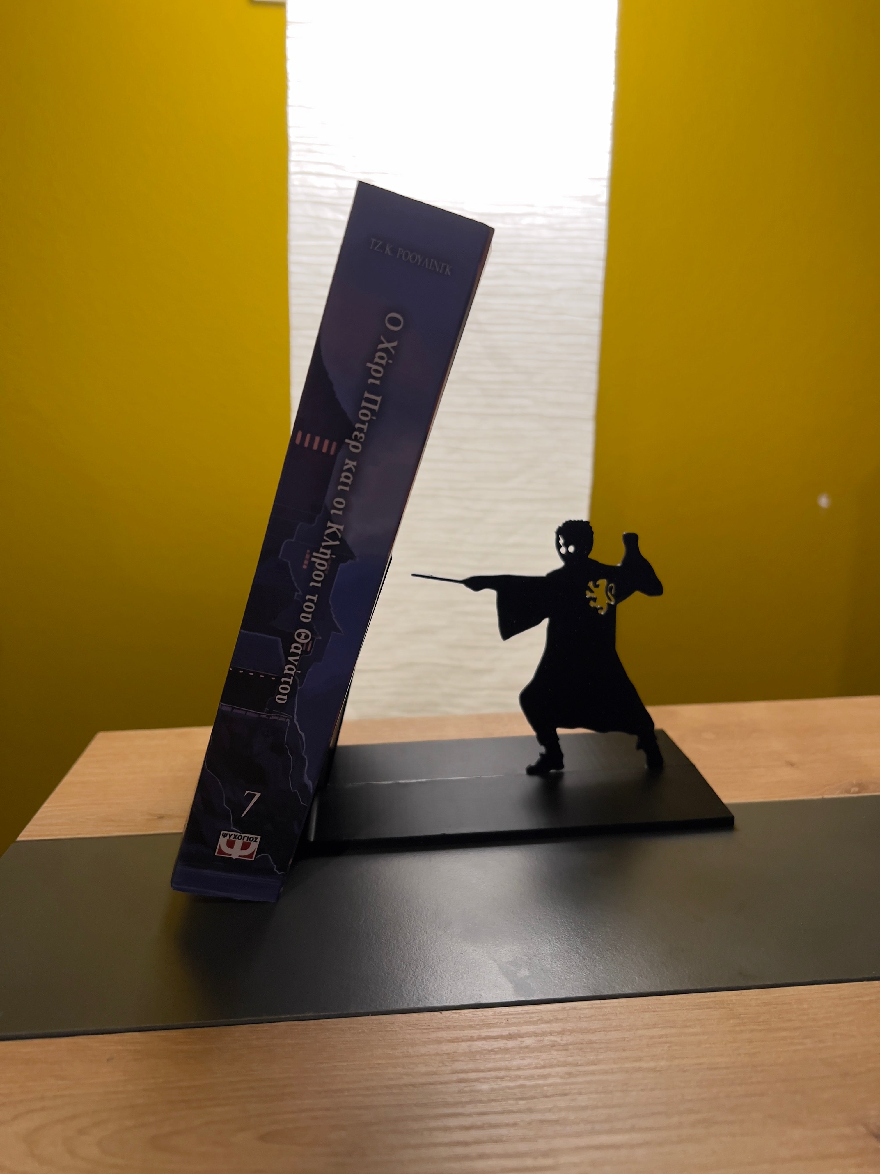 Harry Potter Book Stand με Ραβδί – Διακοσμητική Βάση Βιβλίου